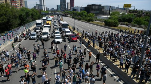 Pracownicy przeznaczonej do zamknięcia fabryki Nissana w Barcelonie rozpoczęli blokady dróg. Fot. LLUIS GENE / AFP 