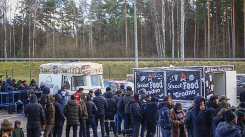 Zdj. PAP/AA/ABACA. Migranci nadal czekają na zamkniętym terenie przygotowanym przez rząd białoruski w regionie przygranicznym po oczyszczeniu obozów na granicy polsko-białoruskiej