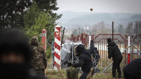 Starcia migrantów z polskimi służbami na przejściu granicznym Bruzgi-Kuznica, 16 listopada 2021 r. PAP/STATE BORDER COMMITTEE OF BELARUS /HANDOUT