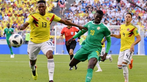 Yerry Mina (z lewej) w walce z jednym z Senegalczyków (fot. AFP)