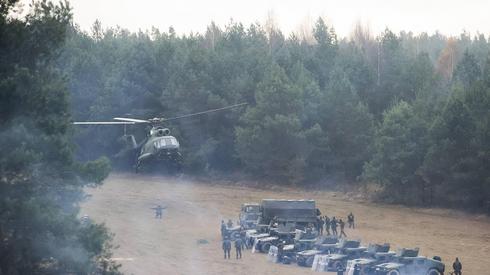 Zdj. PAP/Leonid Shcheglov.  Widok policji i pojazdów oraz helikoptera po polskiej stronie granicy widziany z Białorusi.