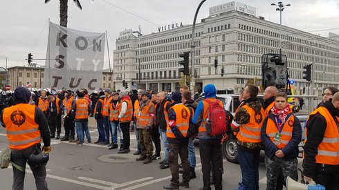 W Warszawie ochrona Marszu Niepodległości stara się zasłonić kontrmanifestujących