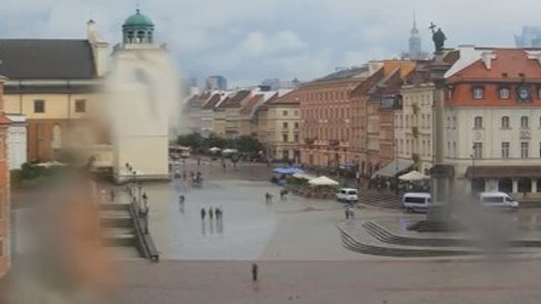 Tak obecnie prezentuje się sytuacja wokół Zamku Królewskiego w Warszawie ( Screen: https://warszawa-plac-zamkowy.webcamera.pl) 