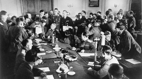 Podpisanie aktu kapitulacji Niemiec w kwaterze Żukowa