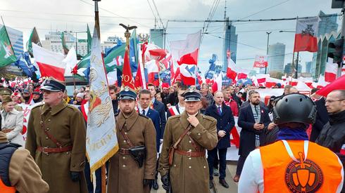 Po godz. 13 w okolice ronda Dmowskiego przybyli uczestnicy manifestacji. Wielu z nich trzyma w rękach sztandary w barwach narodowych. 