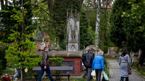 Mieszkańcy Krakowa dziś odwiedzali groby na Cmentarzu Rakowickim. To pierwszy weekend z lżejszymi zasadami na czas epidemii w Polsce. Fot. PAP/Łukasz Gągulski 