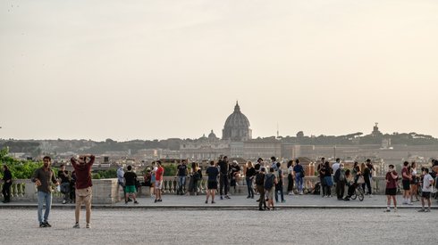 Ludzie spacerują po parku Villa Borghese w centrum Rzymu. Fot. Andreas SOLARO / AFP 