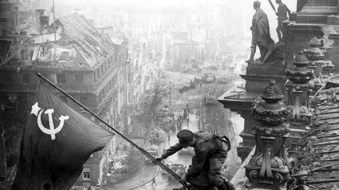  Zawieszenie flagi ZSRR na budynku Reichstagu. Fot. PAP