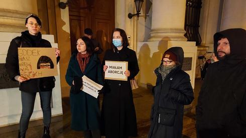 Łódź. Około 30 osób przed pałacem Kurii Archidiecezji Łódzkiej. - Aborcja to zwykły zabieg. Kościołowi nic do tego - mówi otwierająca zgromadzenie.