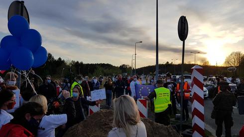 Na granicy polsko-niemieckiej w Lubieszynie trwa protest mieszkańców i pracowników pogranicza. Chcą otwarcia dla nich granic. Jak tłumaczą, zostali odcięci od swoich rodzin, pracy, czy przyjaciół. Protesty równocześnie odbywają się zarówno po niemieckiej jak i polskiej stronie. Wiele osób przyszło, ponieważ była to okazja do zobaczenia bliskich. (Fot. Alicja Wirwicka/Onet)