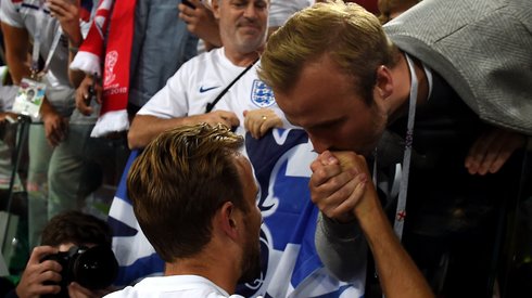 Harry Kane i jego brat Charlie po zwycięskich dla Anglików rzutach karnych w meczu Kolumbią (fot. PAP/EPA)