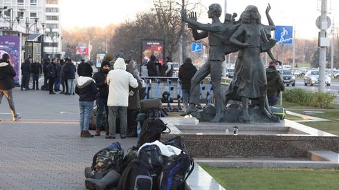 Zdj. PAP/AA/ABACA - Kolejni migranci widziani na ulicach Mińska. Nowe grupy wciąż przybywają do stolicy Białorusi.