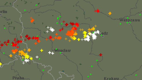 Wyładowania atmosferyczne nad Polską (białe krzyżyki oznaczają wyładowania z ostatnich 20 minut, a czerwone - sprzed dwóch godzin)