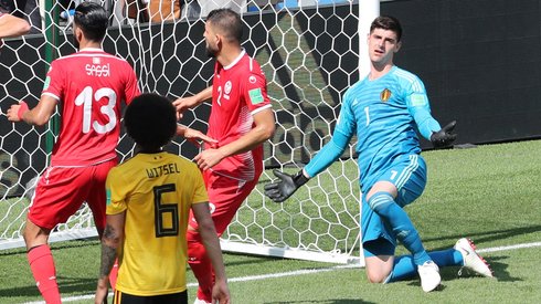 Thibaut Courtois miał sporo pretensji do kolegów z obrony za sytuację, po której Belgowie stracili gola (fot. PAP/EPA)