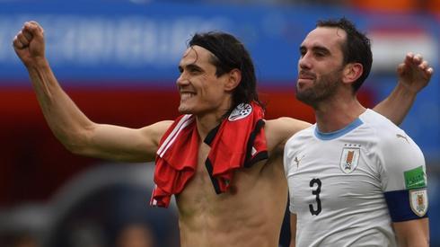 Edinson Cavani (L) i Diego Godin zadowoleni po zwycięstwie z Egiptem