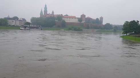 Woda na Wiśle wciąż wysoka, chociaż fala kulminacyjna nie zagraża już mieszkańcom. fot. Patryk Motyka