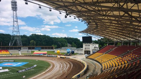 Nad wrocławskim stadionem dosyć pochmurno, ale nie pada i jest ciepło. Mecz na ten moment nie jest zagrożony fot. Maciej Noskowicz