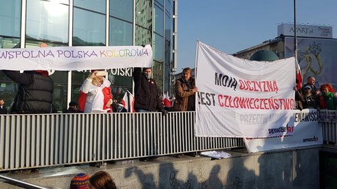 Kontrmanifestanci w pobliżu Rotundy.