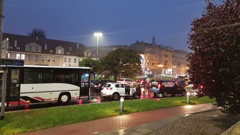 W Szczecinie wokół placu znów krążą samochody tych, którzy popierają protesty. Dołaczył także karawan i autobus.