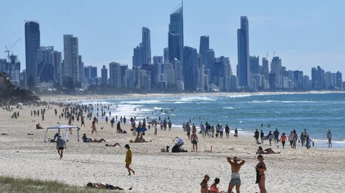 Ludzie na plaży w Burleigh Heads w australijskim Queensland. Władze Queensland złagodziły pewne ograniczenia z powodu małej liczby nowych zakażeń COVID-19 / fot. DARREN ENGLAND, PAP