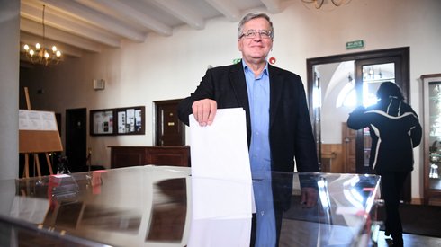 Bronisław Komorowski oddający głos w Warszawie (Fot. Jacek Turczyk/PAP)