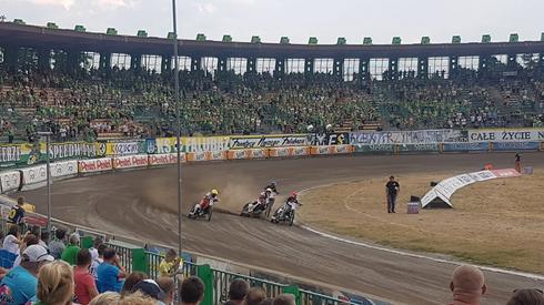 Tak Woffinden mijał Dudka w biegu ósmym