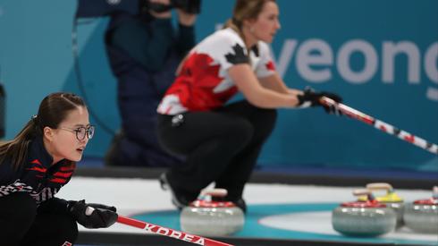 Mecz curlingu kobiet. Autor: PAP/EPA/JAVIER ETXEZARRETA