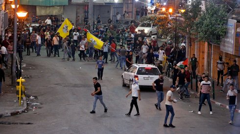 Palestyńscy demonstranci rzucają kamieniami podczas starć z izraelskimi siłami bezpieczeństwa podczas protestu w mieście Hebron na Zachodnim Brzegu Jordanu. Zdjęcie: HAZEM BADER 