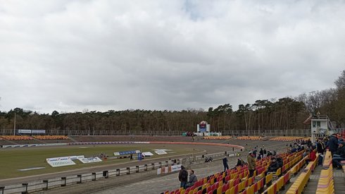 Za 40min początek zawodów. Na razie na stadionie garstka widzów! fot. Maciej Brzeziński