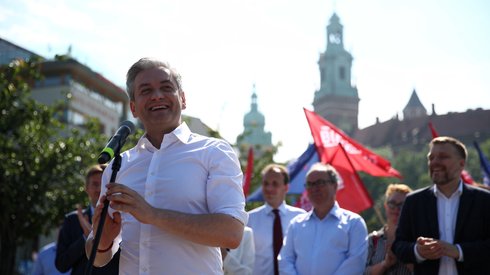 Kandydat Lewicy na prezydenta Robert Biedroń podczas wiecu wyborczego na placu Wielkiej Armii Napoleona przed Wawelem w Krakowie / fot. Łukasz Gągulski, PAP