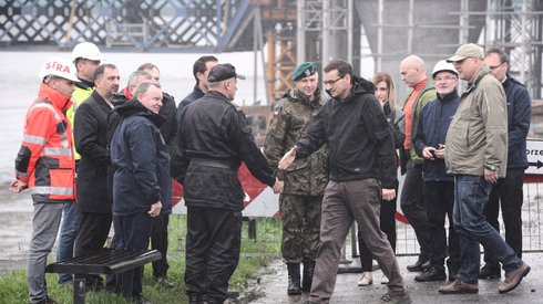 Dziś premier Morawiecki i minister Brudziński byli na bulwarach wiślanych w Krakowie. W czwartek wieczorem prezydent Krakowa ogłosił alarm przeciwpowodziowy na obszarze miasta (fot. PAP/Łukasz Gągulski)