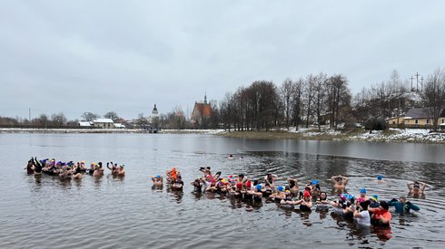 W Szydłowcu dziś  -2 stopnie. Mimo to do miejskiego zalewu weszło kilkudziesięciu morsów. W tym gronie byli miłośnicy zimnych kapieli z Szydłowca, Chlewisk czy Jastrzębia. Wszystko dla WOŚP!  - słyszymy od naszego korespondenta Piotra Rogozińskiego