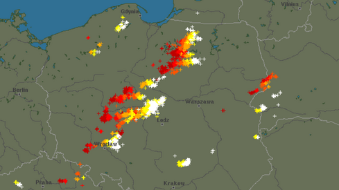 Detektor wyładowań (białe krzyżyki oznaczają wyładowania aktualne, a czerwone  - sprzed 20 minut). Źródło: blitzortung.org