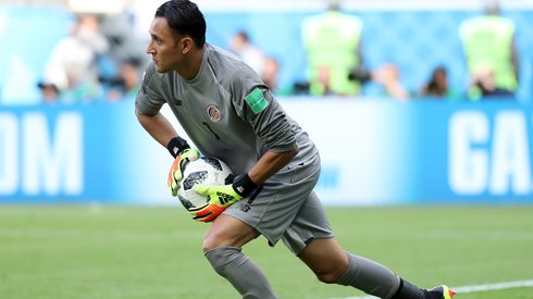 Keylor Navas wyrasta na bohatera Kostaryki - kilka razy swoimi paradami ratował zespół przed stratą gola (fot. PAP/EPA)