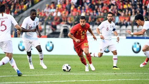 Eden Hazard jest dziś otaczany przez rywali