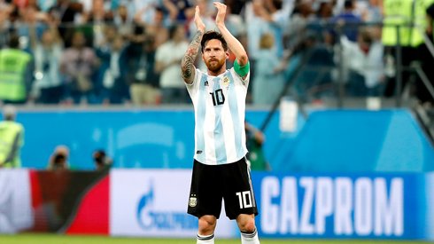 Lionel Messi może odetchnąć z ulgą, on będzie grał dalej na tym mundialu (fot. PAP/EPA)