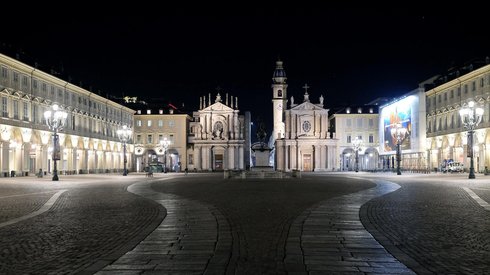 Puste ulice we włoskim mieście Turyn (PAP/EPA/ALESSANDRO DI MARCO)