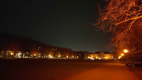 Jasne Błonia w Szczecinie. To tu co roku odbywała się miejska zabawa sylwestrowa. W tym roku jest pusto. Nie widać nawet osób spacerujących z psami, fot. Alicja Wirwicka