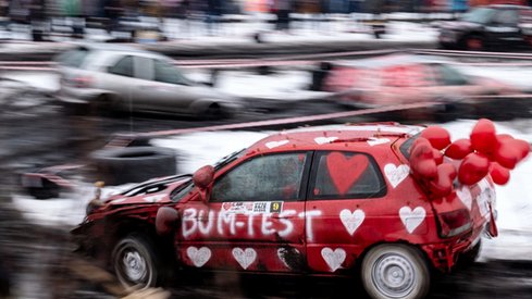 W ramach gliwickiej odsłony 27. finału WOŚP, kierowcy starych samochodów ścigali się w wyścigach Wrak-Race Silesia WOŚP EDITION/ fot. Andrzej Grygiel, PAP