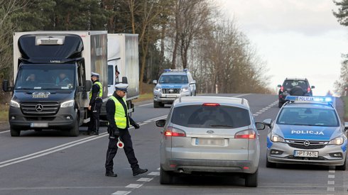 Zdj. PAP/Artur Reszko.  Punkt kontrolny na drodze krajowej nr 19 prowadzącej do polsko-białoruskiego przejścia granicznego w Kuźnicy