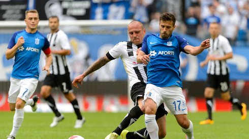 Lechici: Maciej Makuszewski (P) i Maciej Gajos (L) oraz Wojciech Trochim (C) z Sandecji Nowy Sącz podczas meczu 1. kolejki sezonu 2017/18 polskiej Ekstraklasy/ źr.PAP/Jakub Kaczmarczyk 