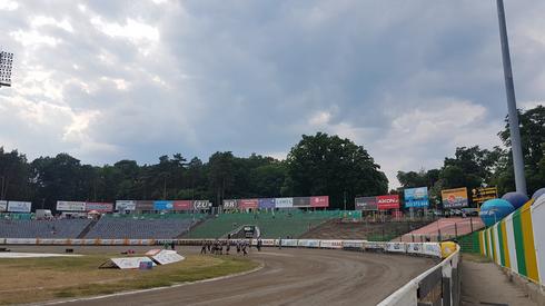 Chmury nad stadionem w Zielonej Górze, ale padać niepowinno.