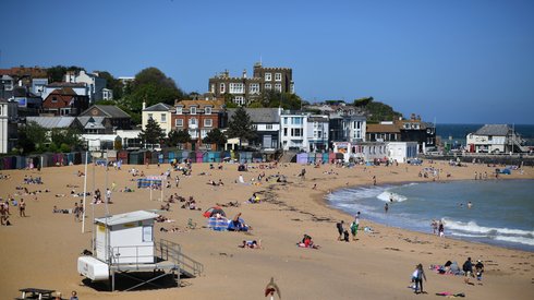 Brytyjska plaża w czasach epidemii. Fot. BEN STANSALL / AFP