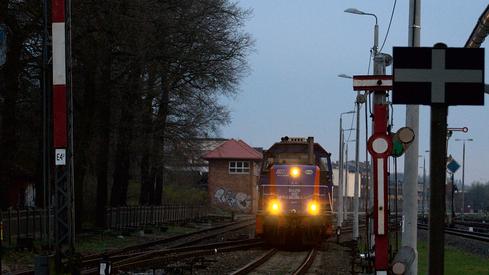 Z informacji przekazanych PAP przez PKP PLK S.A. służby cały czas pracują nad przywróceniem ruchu pociągów i usuwają drzewa z torów. Służby techniczne interweniowały w związku z tym już ponad 200 razy.