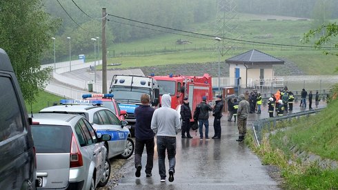 Strażacy przepompowują wodę w Wilkowicach (fot. Andrzej Grygiel/PAP)