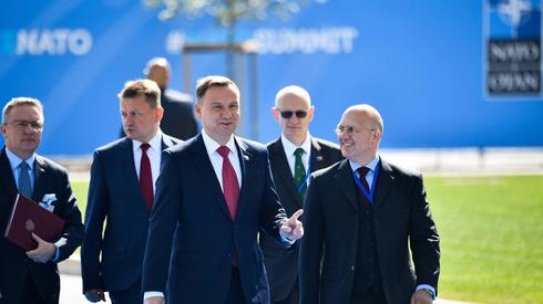 fot. Pool Eric Lalmand, PAP. Obecnemu na szczycie prezydentowi Andrzejowi Dudzie towarzyszą m.in. Krzysztof Szczerski i minister obrony narodowej Mariusz Błaszczak. - Potrzebujemy dywersyfikacji dostaw i to jest jeden z najważniejszych celów UE w sektorze energetycznym - powiedział Andrzej Duda, odnosząc się do środowej wypowiedzi prezydenta USA na temat Niemiec.