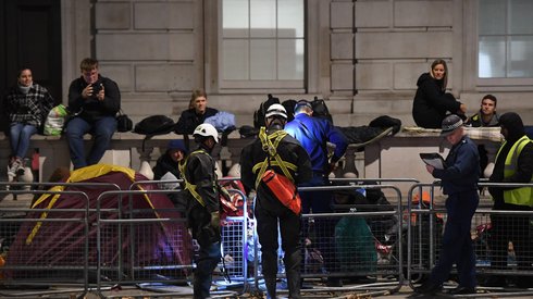 Aby zająć jak najlepsze miejsca na trasie przejazdu konduktu ludzie koczowali całą noc, fot. Andy Rain/PAP/EPA