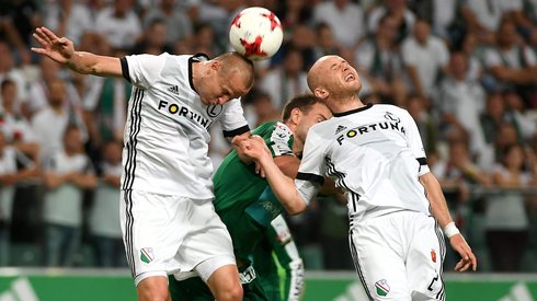 a Michał Pazdan (P) i Adam Hlousek (L) oraz Aleksei Kangaskolkka (C) podczas rewanżowego meczu 2. rundy eliminacyjnej Ligi Mistrzów. PAP/Bartłomiej Zborowski