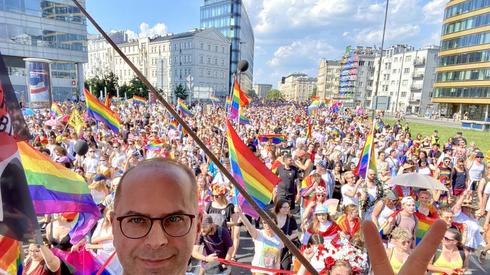 Poseł Michał Szczerba na paradzie równości w Warszawie