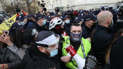 Protest przy pl. Piłsudskiego. Fot. Maciek Jazwiecki/ Agencja Gazeta